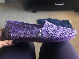 Size 10 crotchet purple Toms