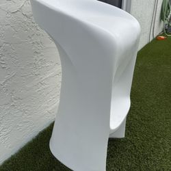 Ledge lounger In pool Barstool