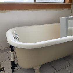 Bathtub In Good Condition. 