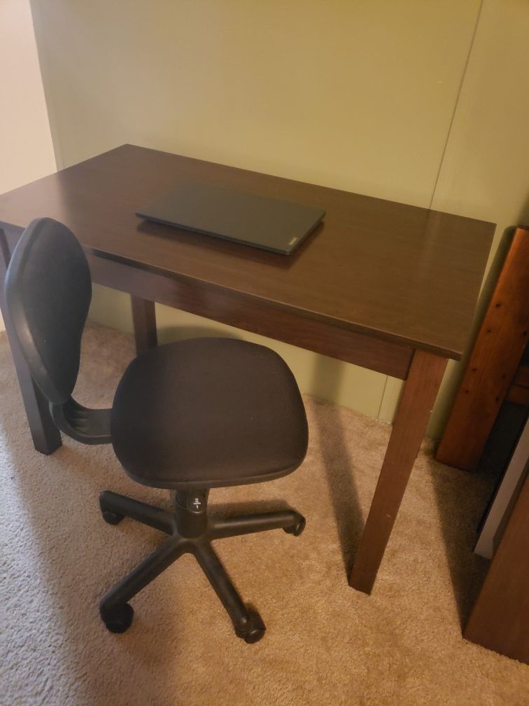 1 desk and 1 chair. Escritorio y silla.