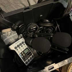 Zoom Podtrak 4 With 2 Zoom Headphones And microphones