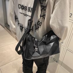 Cross-body bag men’s fashion brand cylinder bag bucket bag men’s shoulder bag small shoulder bag casual simple sports backpack women