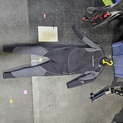 Men’s Aqua Lung 7mm wetsuit, size XXXL