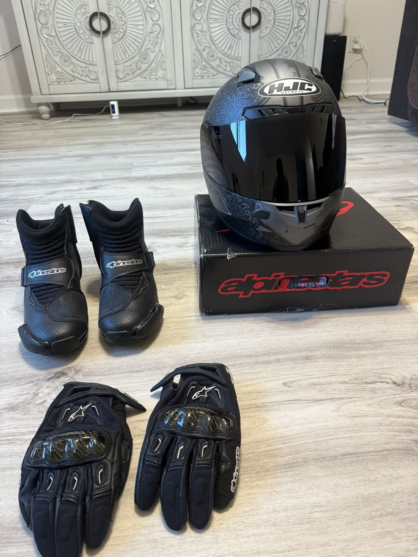 Casco. Botas Y. Guantes. Por $ 240