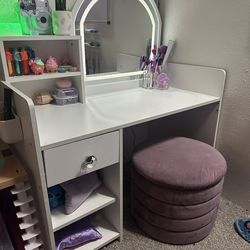 Little Girls Vanity In Great Condition $50
