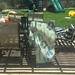 Patio Table And Chairs ( For Pool Area Or Patio )