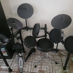 Alesis Nitro Mesh Kit - Electronic Drum Set with Quiet Mesh Pads, USB MIDI, Kick Pedal and Rubber Kick Drum, 40 Kits, 385 Sounds, Drum Lessons

