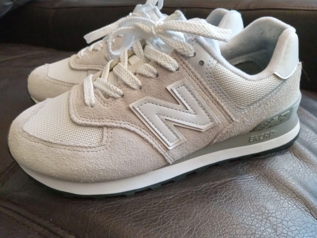 New Balance Classic 574   size 7 woman's.    9.9 cosmetically