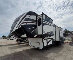 2016 Grand Design Momentum Toy Hauler/ Fifth Wheel/ RV / Travel trailer