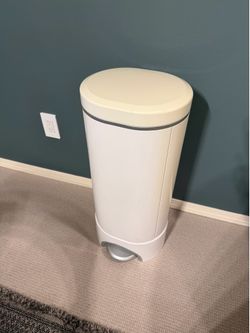 Munchkin STEP Diaper Pail (+ Free Bags)