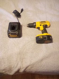 DeWalt ,18 Volts Drill With Charger