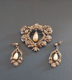 Costume Jewelry-AVON- Brooch & Earrings  Set