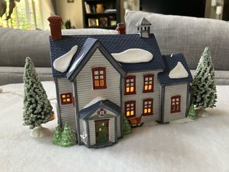 Dept 56 New England Village Farmhouse & Barn set