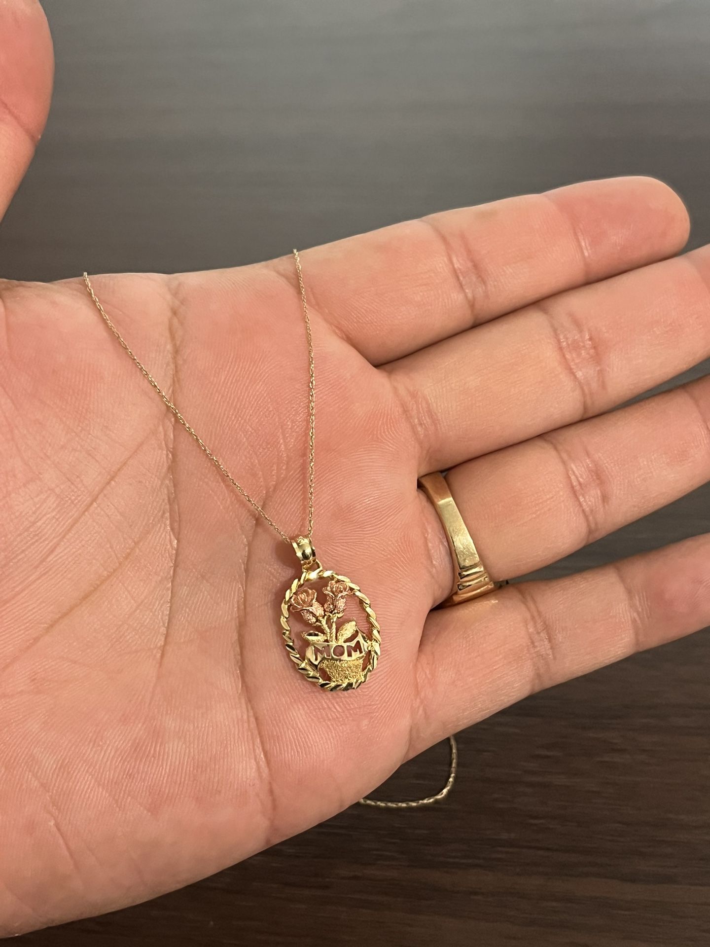 10K Gold Thin Chain And Mom Charm 20 Inches 