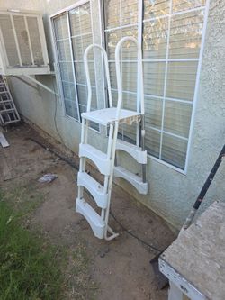 Pool ladder