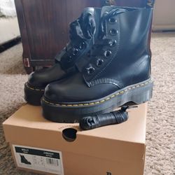 Dr. Marten Molly Black W8