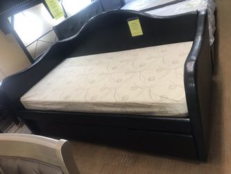 🖤Black bonded leather Day bed with trundle @JORDAN HOME FURNITURE 🖤(Mattresses sold separately)