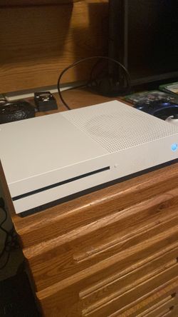Xbox one s, 2 controllers 3 games also