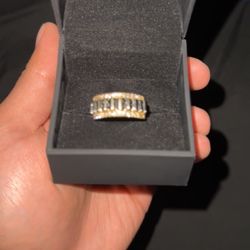 Gold diamond ring 