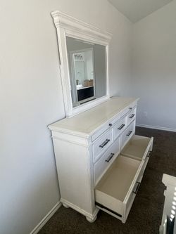 Elegant Solid Wood Dresser With Mirror