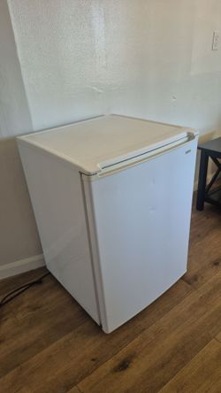 White Kenmore l Compact Refrigerator
