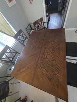 Extendable Dining Table with 8 chairs