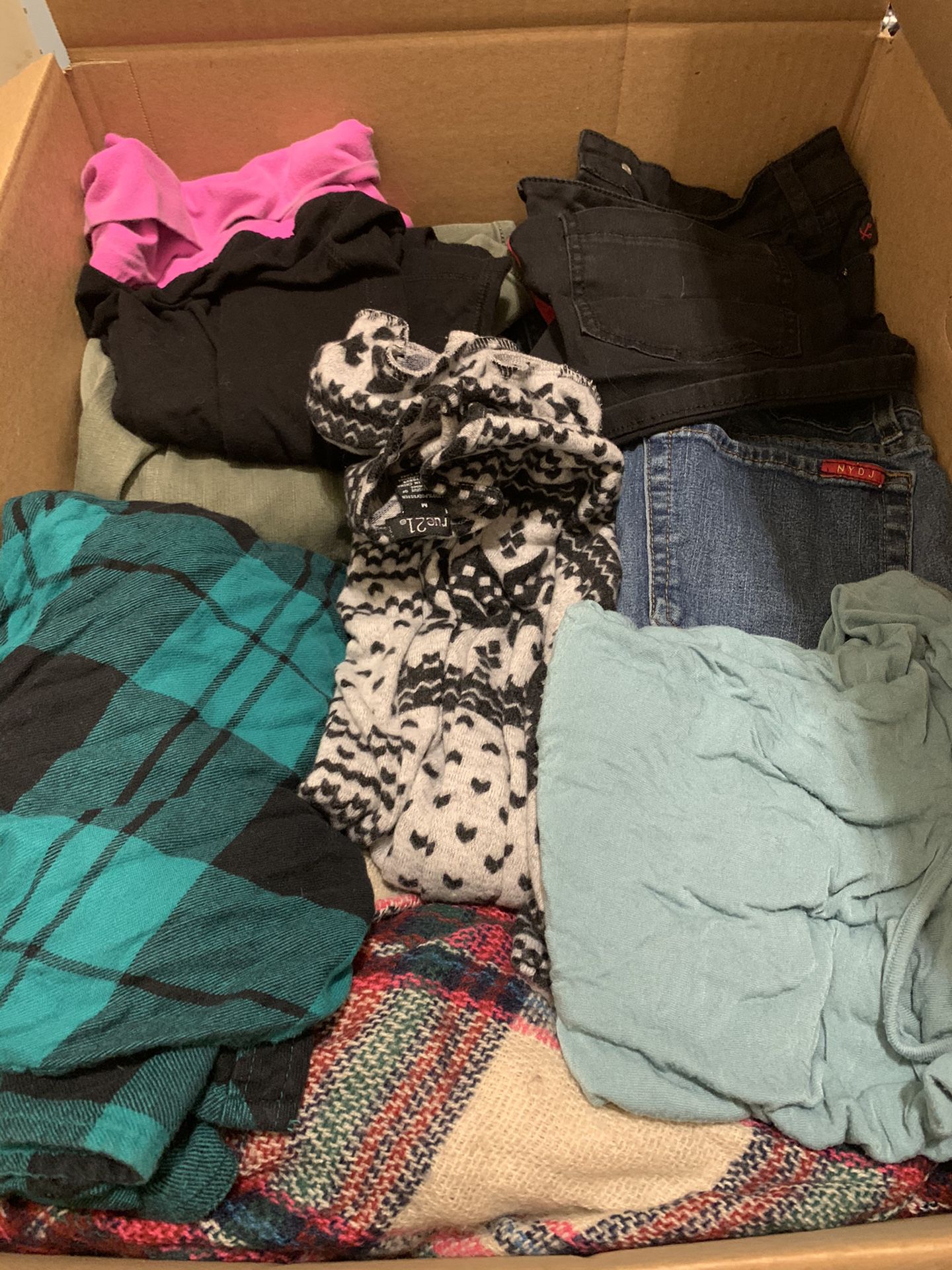Large box of women’s clothes XS-XXL 70+ items