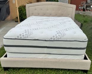Beutiful Full size bed with good mattress set