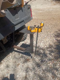Pipe vice with hitch mount