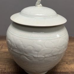 China Porcelain lotus design light green base with lid antique style vintage pot