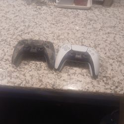 2 ps5 controllers used allitle