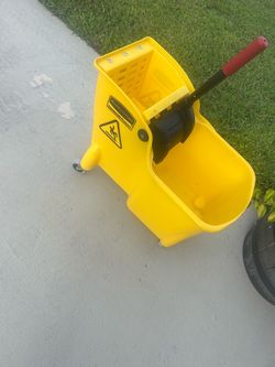 Rubbermaid Commercial Mop Bucket with Wringer
