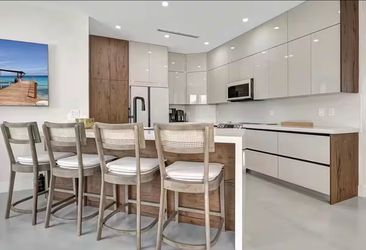 Barstools de Madera con detalles en rattan