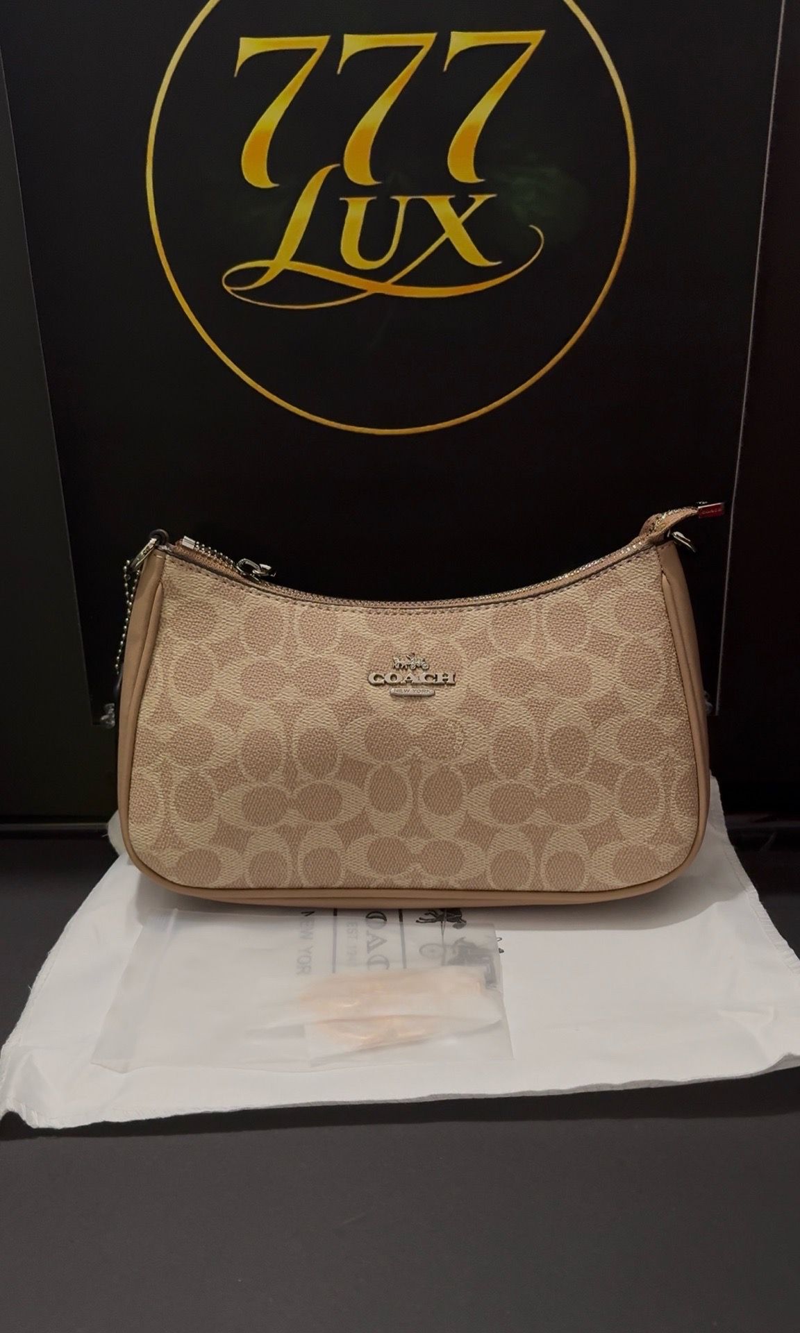 👜 Coach Signature Shoulder Bag Khaki