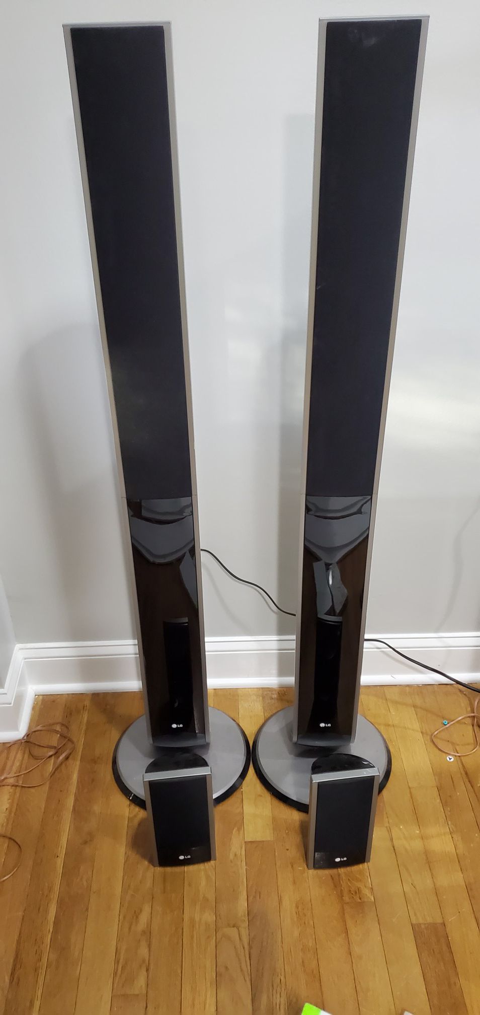 LG 5 Channel Surround Sound Speaker Set - Optional Subwoofer