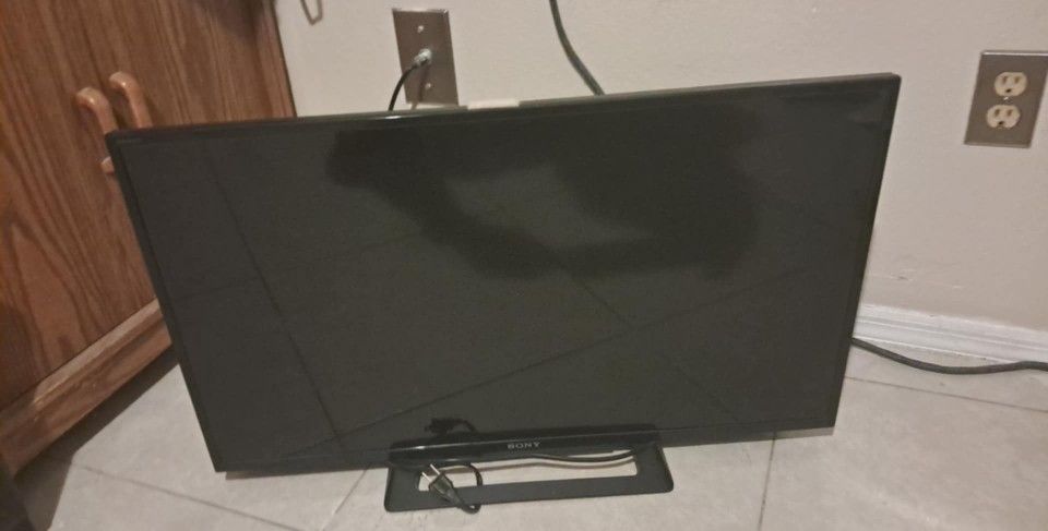 Sony 32" TV with remote