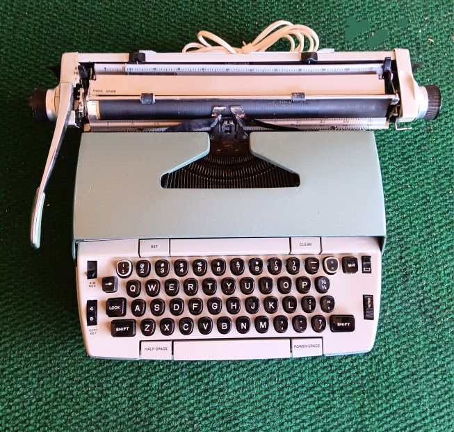 Vintage SMITH CORONA ELECTRIC TYPEWRITER For Decoration or Parts.