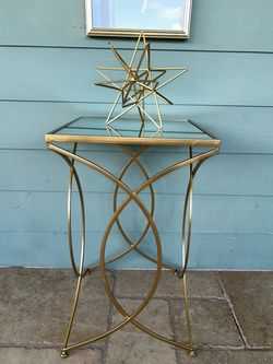 This side table is an excellent condition. 14 1/4”W, 24”T. Fcfs