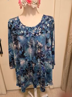 Avenue Blue Floral Woven Neckline Top Size 26/28