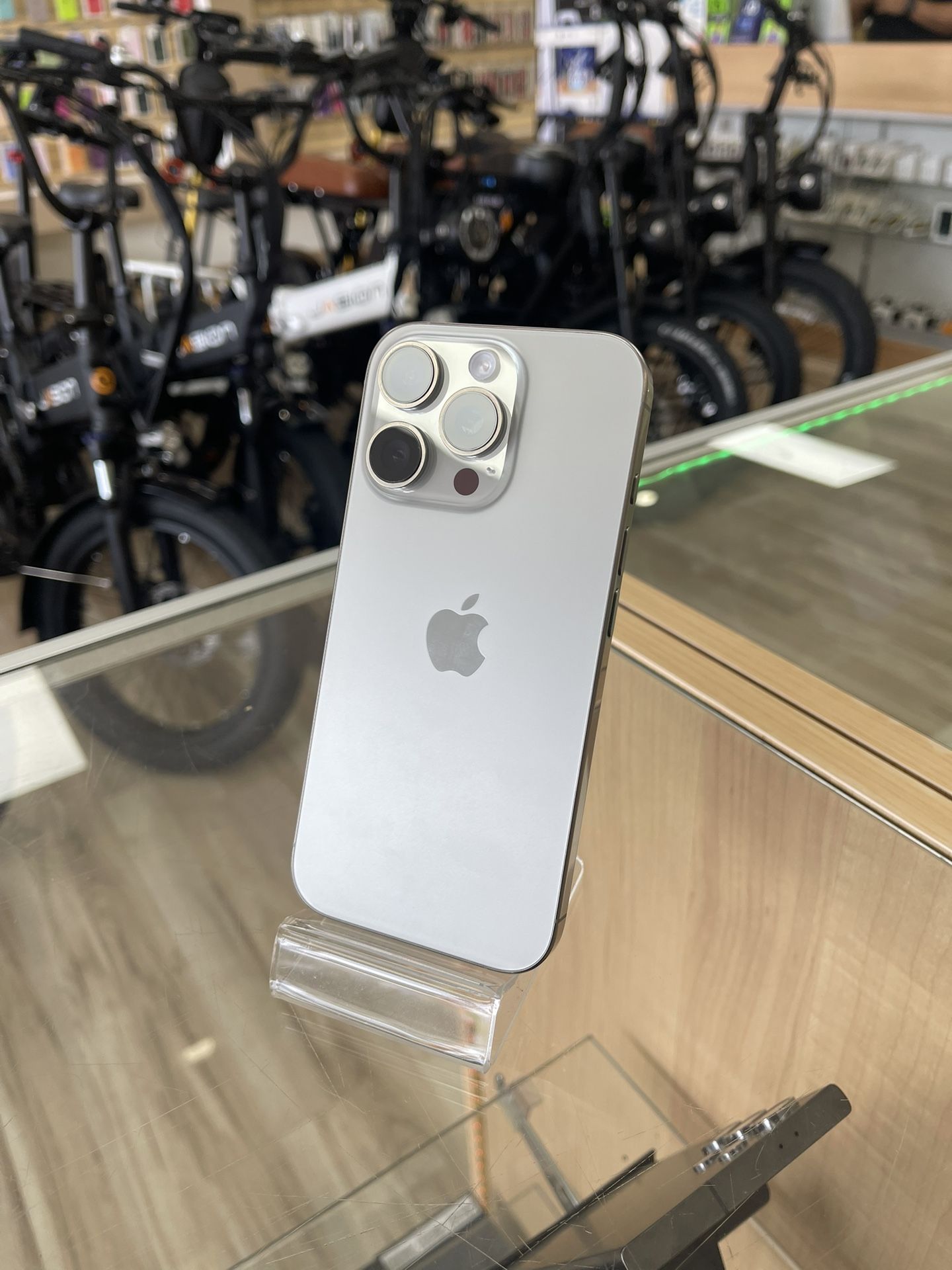 iPhone 16 Pro! Fully Unlocked Can Work With Any Carrier! Shop Without Using Credit! $0 To $100 Down To Take It!