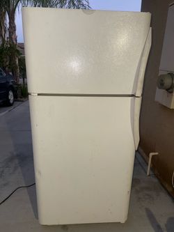 Frigidaire / Electrolux Refrigerator - Parts or Repair - As Is