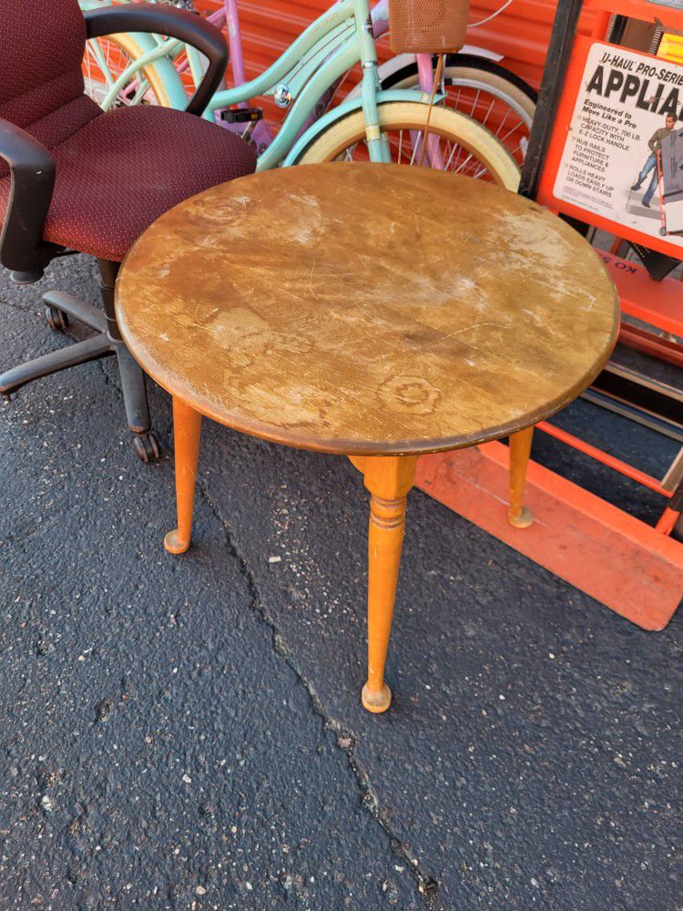 Baumritter Vintage Round Table. 