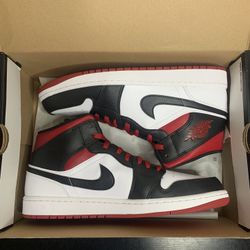 Jordan 1 Mid Gym Red Black Toe