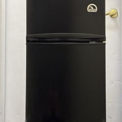 Igloo Mini Refrigerator 