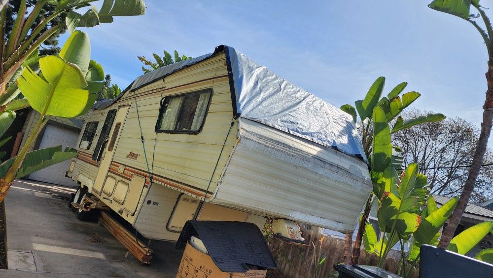 1988 5th Wheel Trailer