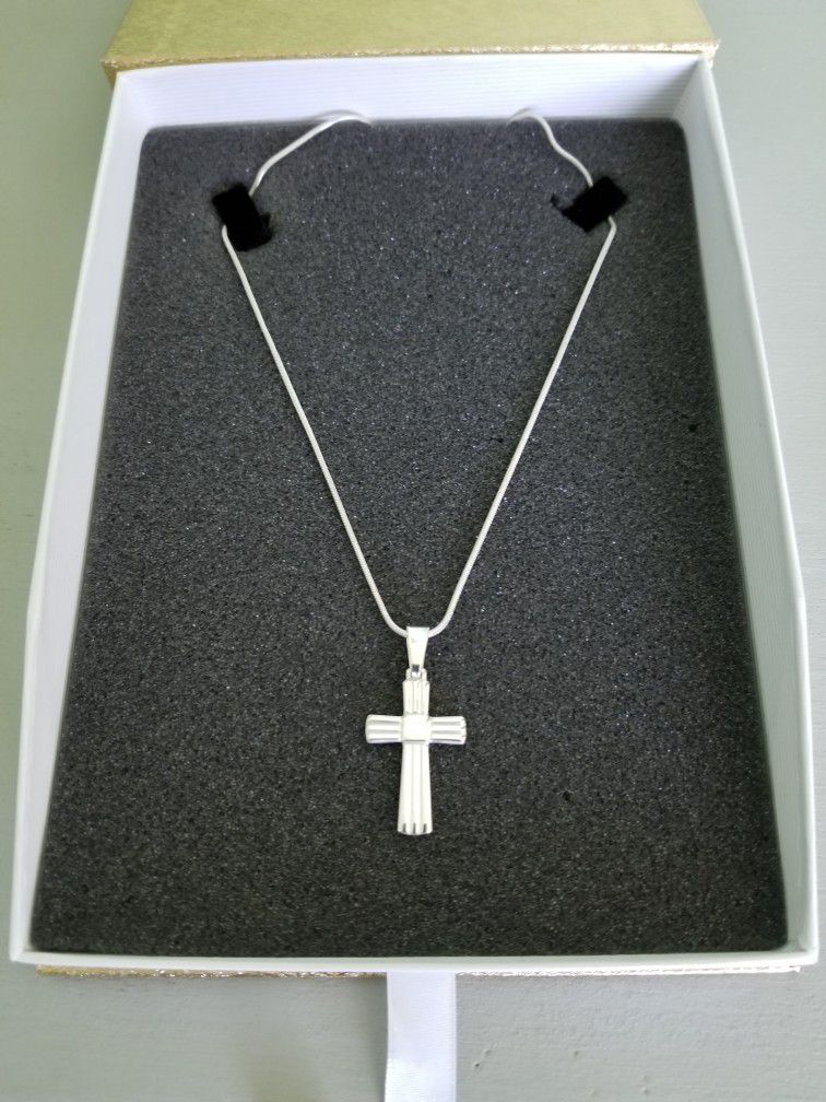 BEAUTIFUL.925 STERLING SILVER NECKLACE AND CROSS IN GIFT BOX NICE!! 