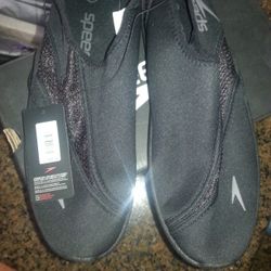 Speedo Men'S Surfwalker 3.0 Water Shoe size 10 

Description:
100% neoprene upper
Imported
Rubber sole
Updated speedo water shoe
Stretch upper allows 