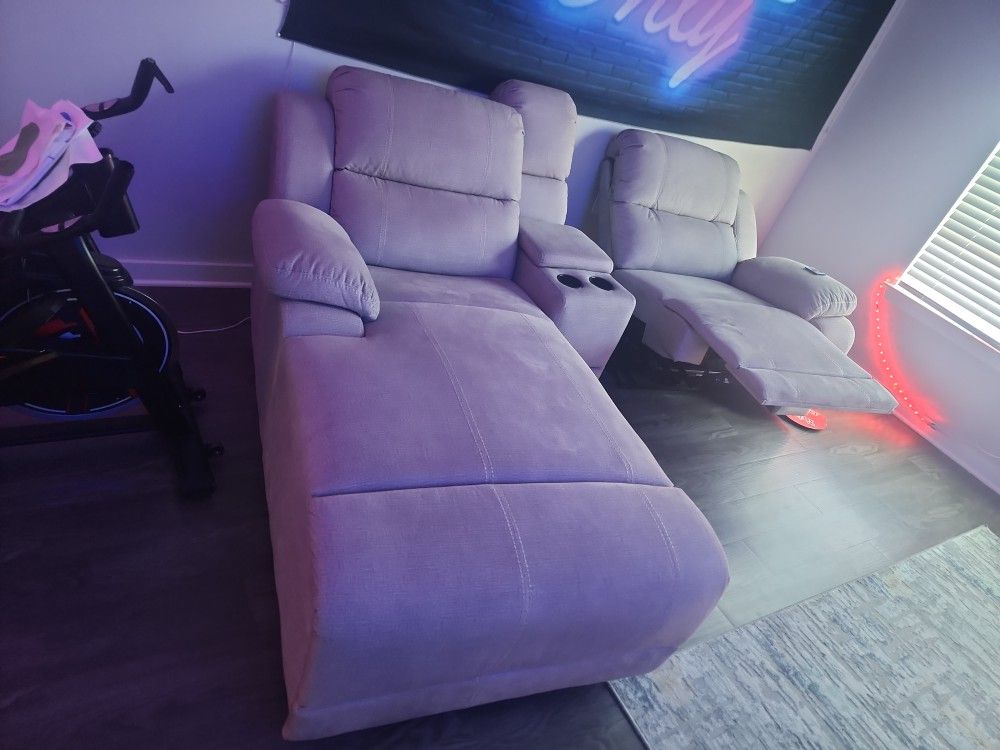  Remote Control Recliner A Couch/love Seat The Back Rest Also Recline And Adjustable Head Rest 