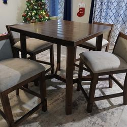Dining Room Table w/ 4 Chairs
