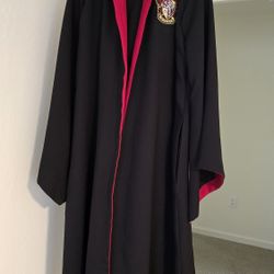 Hooded robe with embroidered Gryffindor